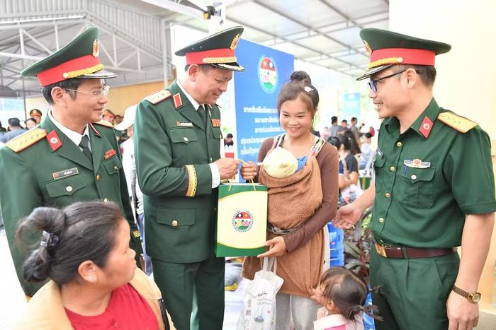 Thượng tướng Nguyễn Trường Thắng thăm hỏi nhân dân khu vực biên giới.