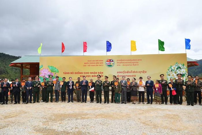 Đại tướng Phan Văn Giang và Đại tướng Khamliang Outhakaysone trao bò giống tặng các hộ dân của Lào ở khu vực biên giới.