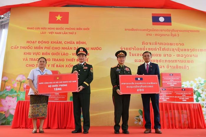 Đại tướng Phan Văn Giang và Đại tướng Khamliang Outhakaysone trao thiết bị y tế tặng Trạm y tế bản Sopteng.