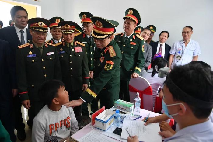 Đại tướng Phan Văn Giang và Đại tướng Khamliang Outhakaysone tham quan khu vực khám, cấp thuốc miễn phí cho nhân dân biên giới.