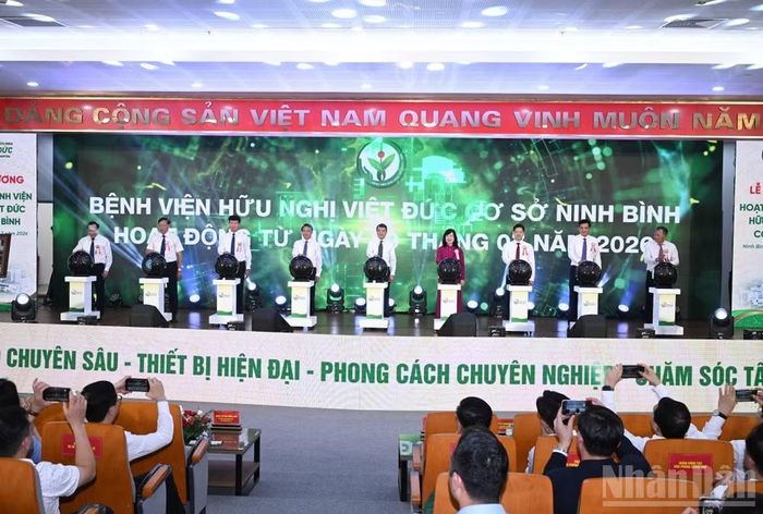 Thủ tướng Chính phủ Lê Minh Hưng và lãnh đạo các ban, bộ, ngành cùng bấm nút khai trương Bệnh viện Hữu nghị Việt Đức cơ sở Ninh Bình.
