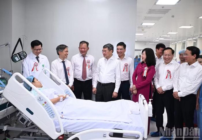 Thủ tướng Chính phủ Lê Minh Hưng thăm hỏi người bệnh nằm điều trị tại Bệnh viện Hữu nghị Việt Đức cơ sở Ninh Bình.