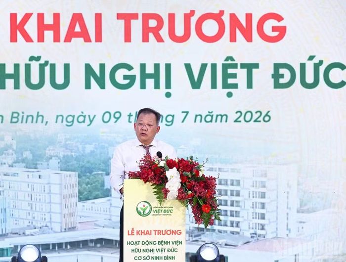 Phó Giáo sư, Tiến sĩ Dương Đức Hùng - Bí thư Đảng ủy, Giám đốc Bệnh viện Hữu nghị Việt Đức phát biểu tại lễ khai trương cơ sở Ninh Bình.