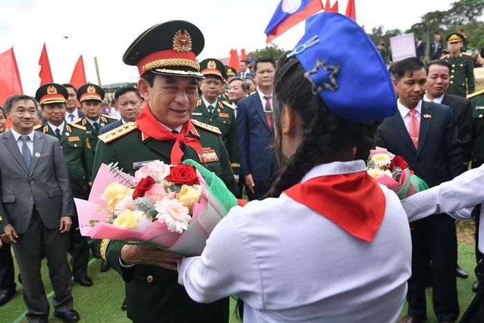 Học sinh Trường tiểu học Thongnammoun chào đón Đại tướng Phan Văn Giang.