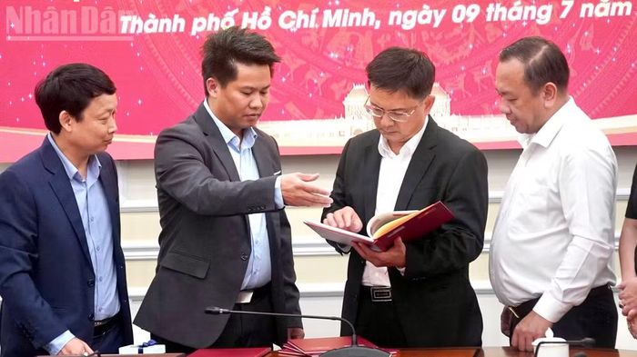 Lãnh đạo Ban Chỉ đạo 515 Thành phố xem tài liệu được nhóm nghiên cứu cung cấp.