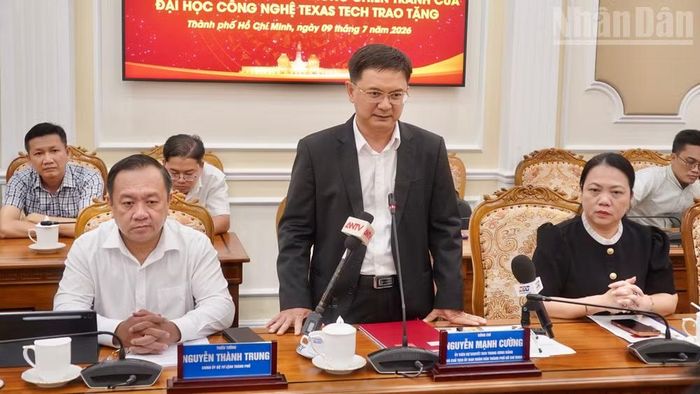 Ông Nguyễn Mạnh Cường, Phó Chủ tịch Ủy ban nhân dân Thành phố Hồ Chí Minh, Trưởng Ban Chỉ đạo 515 Thành phố phát biểu tại buổi tiếp nhận.