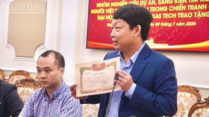 Thành viên nhóm nghiên cứu cung cấp thông tin về những kỷ vật được trao cho Ban Chỉ đạo 515 Thành phố.
