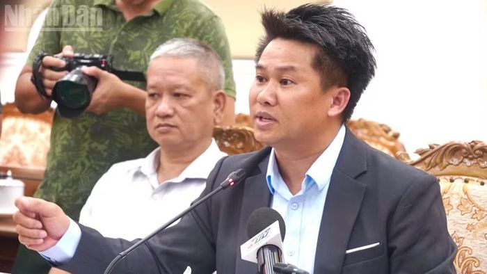 Tiến sĩ Alex Thái trao đổi tại buổi làm việc.