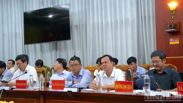 Nhiều đơn vị cấp sở, ngành và địa phương trong tỉnh Cà Mau tham gia họp báo.