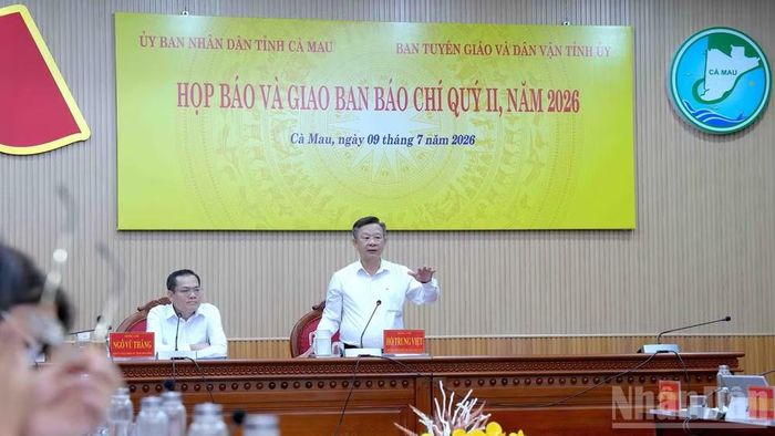 Đồng chí Hồ Trung Việt, Ủy viên Ban Thường vụ Tỉnh ủy, Trưởng ban Tuyên giáo và Dân vận Tỉnh ủy Cà Mau trả lời báo chí tại buổi họp báo.