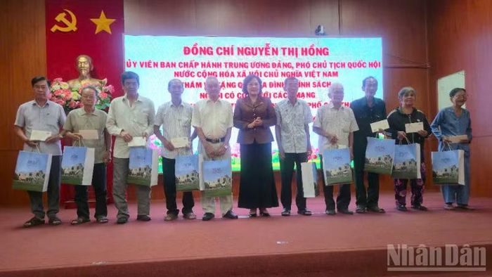 Phó Chủ tịch Quốc hội Nguyễn Thị Hồng tặng quà gia đình chính sách, người có công với cách mạng ở xã Thạnh Xuân.