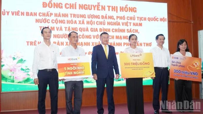 Trao bảng tượng trưng tặng 15 căn nhà cho gia đình có hoàn cảnh khó khăn trên địa bàn xã Thạnh Xuân.