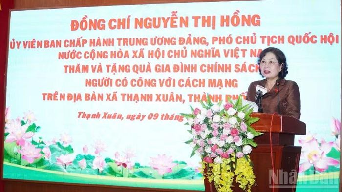 Phó Chủ tịch Quốc hội Nguyễn Thị Hồng phát biểu tại lễ trao quà.