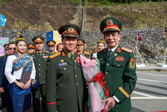 Đại tướng Khamliang Outhakaysone, Ủy viên Bộ Chính trị Đảng Nhân dân Cách mạng Lào, Phó Thủ tướng Chính phủ, Bộ trưởng Quốc phòng Lào và Đoàn đại biểu cấp cao Bộ Quốc phòng Lào chào đón Đại tướng Phan Văn Giang và Đoàn đại biểu cấp cao Bộ Quốc phòng Việt Nam sang Lào tham dự các hoạt động trong Chương trình Giao lưu.