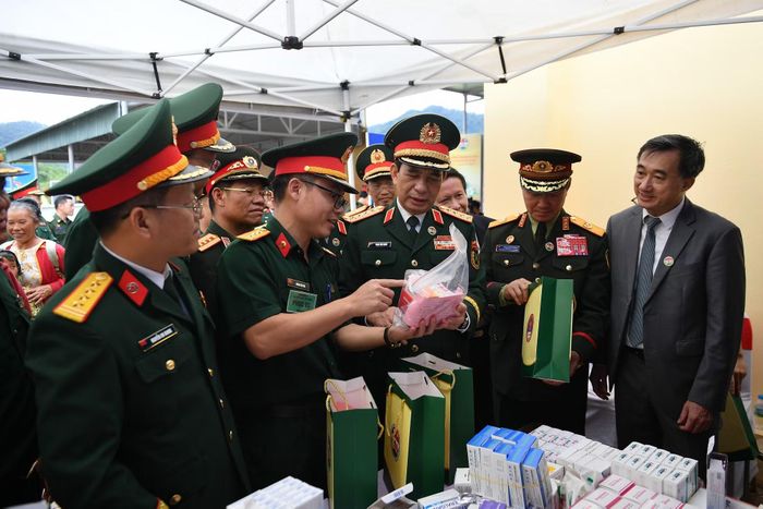 Đại tướng Phan Văn Giang và Đại tướng Khamliang Outhakaysone cùng Đoàn đại biểu hai nước tham quan hoạt động khám bệnh, cấp phát thuốc miễn phí cho nhân dân khu vực biên giới.