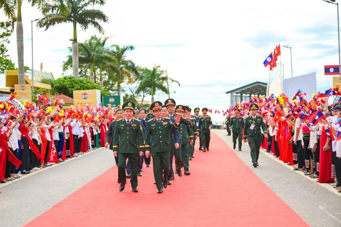Đoàn Việt Nam từ Cửa khẩu Thanh Thủy (Việt Nam) di chuyển về phía Cửa khẩu Nam On (Lào).