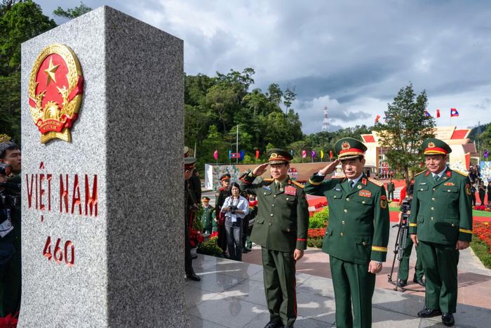 Đại tướng Phan Văn Giang và Đại tướng Khamliang Outhakaysone chào cột mốc chủ quyền.