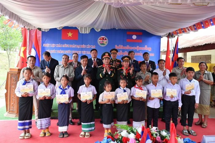 Đại tướng Phan Văn Giang và Đại tướng Khamliang Outhakaysone cùng Đoàn đại biểu hai nước đến thăm, tặng quà, trao học bổng cho học sinh Trường Tiểu học Thongnammun huyện Xaychamphone, tỉnh Bolykhamxay.