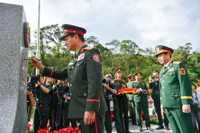Đại tướng Khamliang Outhakaysone tô son cột mốc chủ quyền.