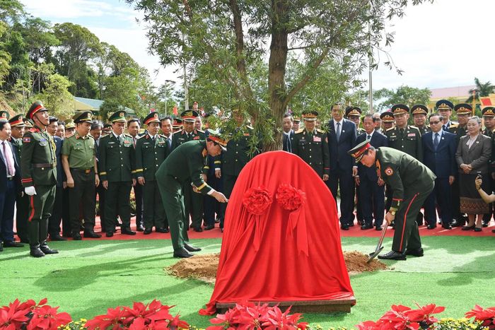 Đại tướng Phan Văn Giang và Đại tướng Khamliang Outhakaysone trồng cây hữu nghị trong khuôn viên cột mốc phía Lào.