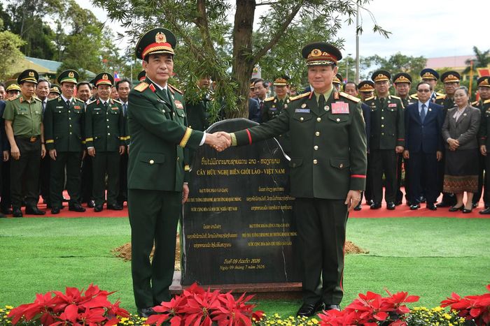 Đại tướng Phan Văn Giang và Đại tướng Khamliang Outhakaysone trồng cây hữu nghị trong khuôn viên cột mốc phía Lào.
