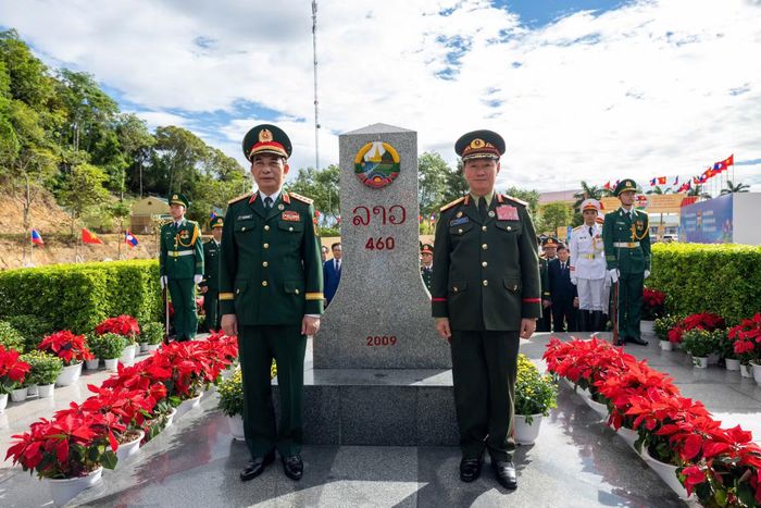 Đại tướng Phan Văn Giang và Đại tướng Khamliang Outhakaysone tại cột mốc 460.