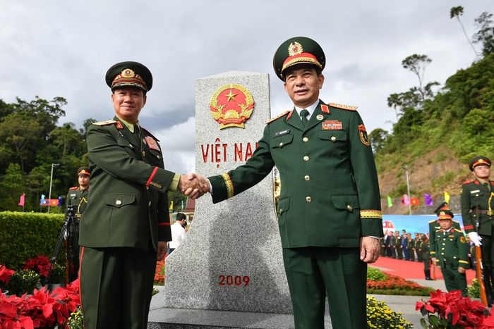 Đại tướng Phan Văn Giang và Đại tướng Khamliang Outhakaysone tại cột mốc 460.
