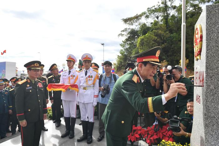 Đại tướng Phan Văn Giang tô son cột mốc chủ quyền.