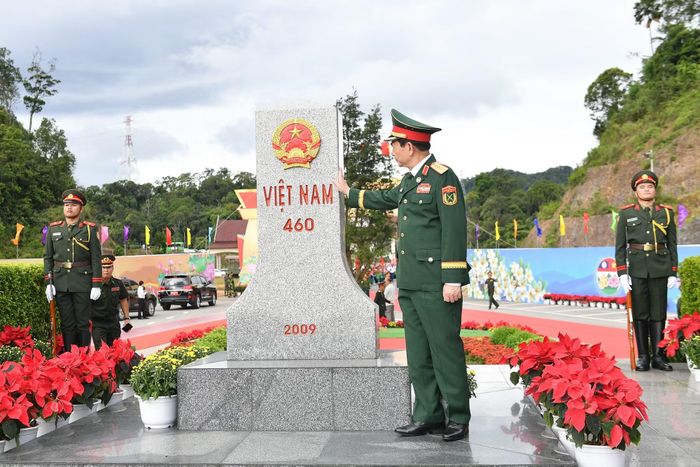 Đại tướng Phan Văn Giang tại cột mốc 460 phía Việt Nam trước khi di chuyển về phía Cửa khẩu Nam On (Lào) tham dự các hoạt động trong Chương trình Giao lưu.