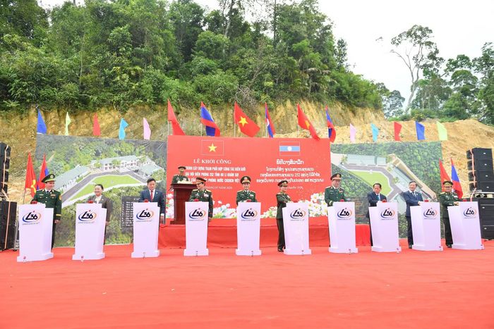 Đại tướng Phan Văn Giang và Đại tướng Khamliang Outhakaysone cùng hai Đoàn đại biểu cấp cao Bộ Quốc phòng Việt Nam và Lào dự lễ khởi công công trình Trạm phối hợp công tác tại Đại đội Biên phòng 252 - công trình do Bộ Quốc phòng Việt Nam xây tặng.