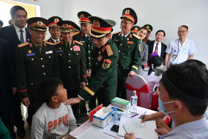 Đại tướng Phan Văn Giang và Đại tướng Khamliang Outhakaysone tại khu vực khám, cấp thuốc miễn phí cho nhân dân biên giới.