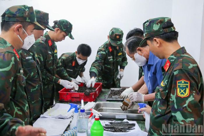 Tất cả hiện vật sau khi phát hiện đều được làm sạch, phân loại, lưu mẫu và bảo quản phục vụ giám định, bảo đảm giữ nguyên giá trị phục vụ xác định danh tính liệt sĩ.