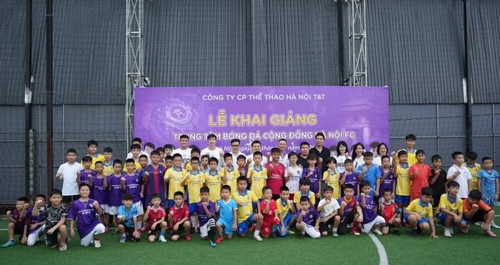 Đại diện câu lạc bộ Hà Nội và các bạn học viên tại lễ khai giảng.