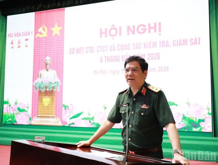 Trung tướng, Phó Giáo sư, Tiến sĩ Nghiêm Đức Thuận, Bí thư Đảng ủy, Chính ủy Học viện Quân y phát biểu tại hội nghị.