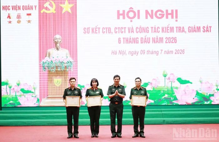 Lãnh đạo Học viện Quân y trao các hình thức khen thưởng tặng tập thể, cá nhân có thành tích xuất sắc trong thực hiện nhiệm vụ.