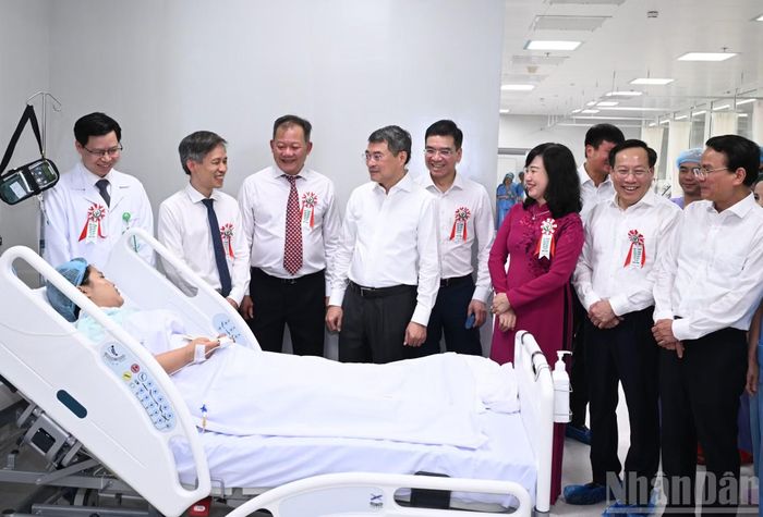 Thủ tướng Lê Minh Hưng và các đại biểu thăm hỏi động viên bệnh nhân điều trị tại Bệnh viện Hữu nghị Việt Đức cơ sở Ninh Bình.