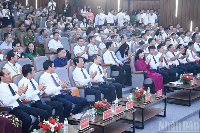 Thủ tướng Lê Minh Hưng và các đại biểu tham dự Lễ khai trương hoạt động Bệnh viện Hữu nghị Việt Đức cơ sở Ninh Bình.