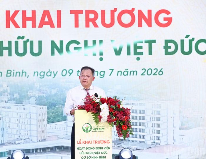 Giám đốc Bệnh viện Hữu nghị Việt Đức Dương Đức Hùng phát biểu tại lễ khai trương.