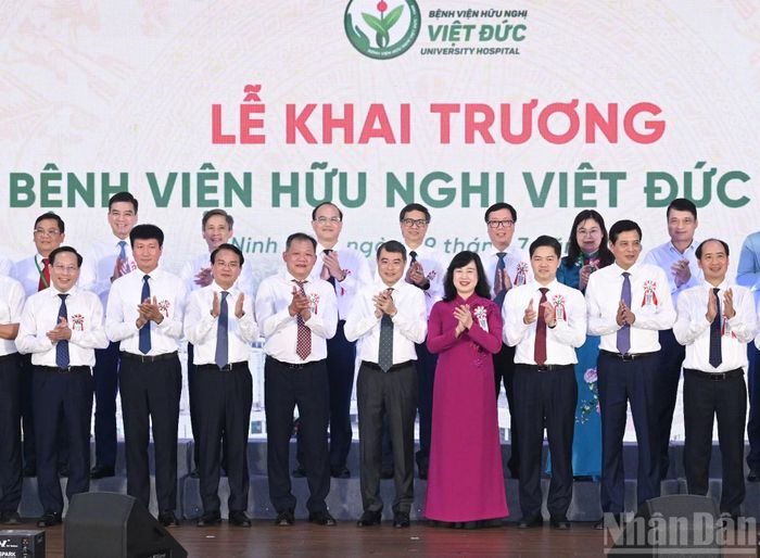 Thủ tướng Lê Minh Hưng và các đại biểu tại Lễ khai trương hoạt động Bệnh viện Hữu nghị Việt Đức cơ sở Ninh Bình.
