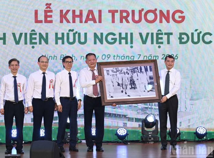 Thủ tướng Lê Minh Hưng trao quà, tặng cán bộ, y, bác sĩ, nhân viên y tế Bệnh viện Hữu nghị Việt Đức cơ sở Ninh Bình.