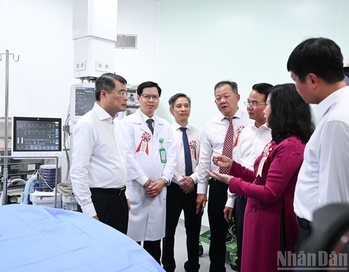 Thủ tướng Lê Minh Hưng kiểm tra hoạt động của Bệnh viện Hữu nghị Việt Đức cơ sở Ninh Bình.