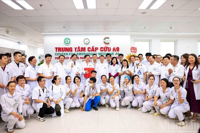 Thủ tướng Lê Minh Hưng với cán bộ, y bác sĩ, nhân viên y tế Bệnh viện Bạch Mai cơ sở Ninh Bình.
