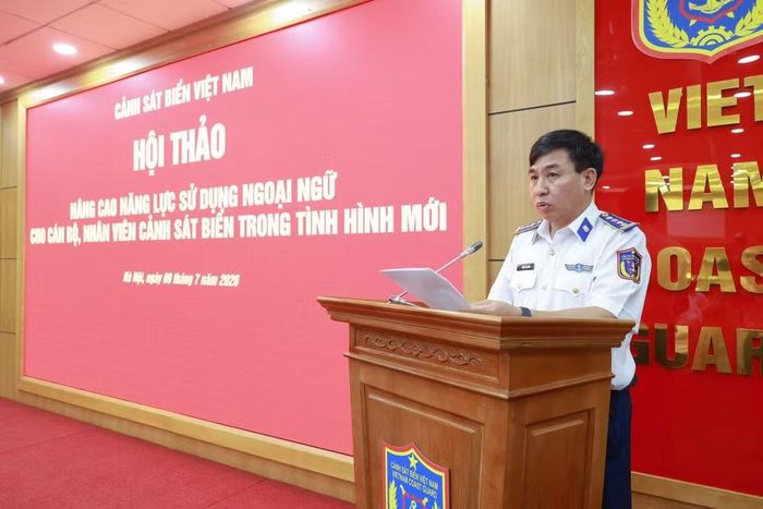 Đại tá Đoàn Văn Hiểu, Giám đốc Trung tâm Đào tạo và Bồi dưỡng nghiệp vụ Cảnh sát biển trình bày báo cáo đề dẫn.