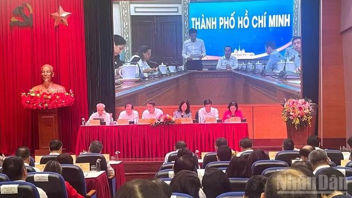 Đại biểu tại điểm cầu Thành phố Hồ Chí Minh trao đổi, thảo luận.