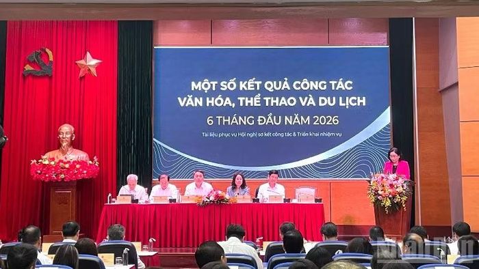 Thứ trưởng Văn hóa, Thể thao và Du lịch Trịnh Thị Thủy trình bày báo cáo sơ kết.