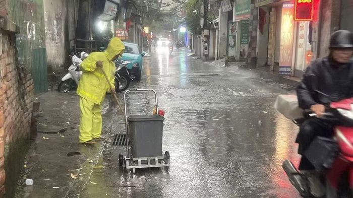 Xí nghiệp thoát nước số 3 tổ chức ứng trực tại phố Nguyễn Chính.