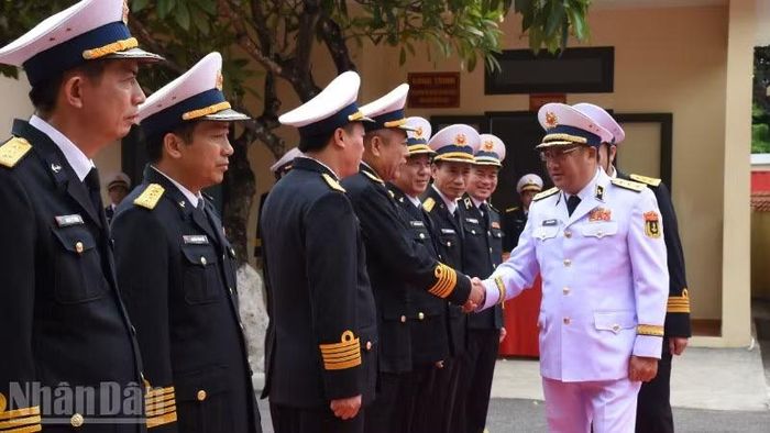 Thứ trưởng Phạm Hoài Nam chúc mừng thành tích của Lữ đoàn 172.