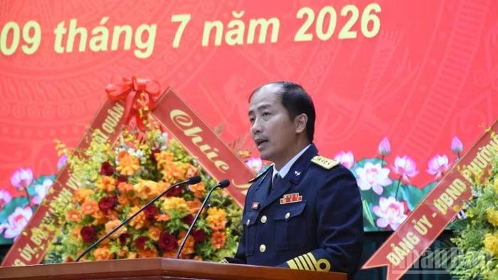 Đại tá Nguyễn Xuân Hòa, Bí thư Đảng ủy, Chính ủy Lữ đoàn 172 trình bày diễn văn tại buổi lễ.