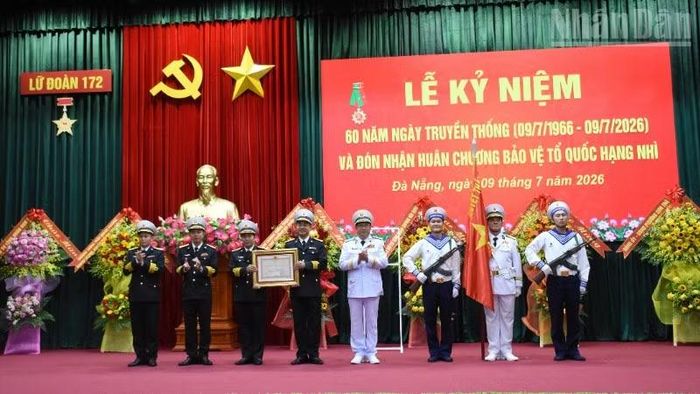 Thừa ủy quyền của Chủ tịch nước, Thượng tướng Phạm Hoài Nam trao tặng Lữ đoàn 172 Huân chương Bảo vệ Tổ quốc hạng Nhì.