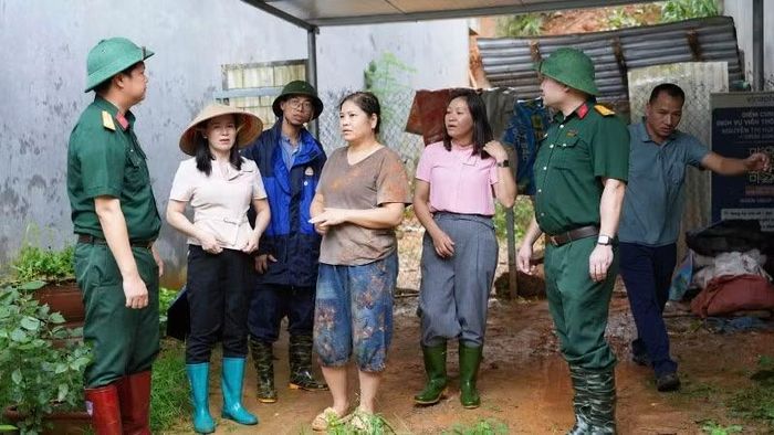 Ban Chỉ huy quân sự phường Đức Xuân thăm hỏi, động viên, hỗ trợ một hộ gia đình bị thiệt hại do mưa, sạt lở đất ở tổ 12. (Ảnh: DUY ĐỨC)
